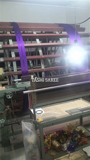 TASHI SAREE 🇮🇳 on Instagram: "Warping textile / weaving process ka ek bahut important step hota hai. Isme warp yarn (taana) ko loom par chadhane se pehle proper length, tension aur arrangement me tayaar kiya jata hai Warping me cones ya bobbins se dhage ko parallel (seedhe) tarike se nikal kar beam ya warping drum par lapeta jata hai, taaki loom par weaving smooth ho"