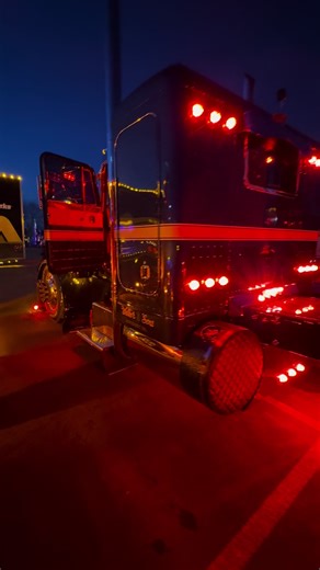 2 Bad Peterbilt Trucks: Classic Air Ride Style