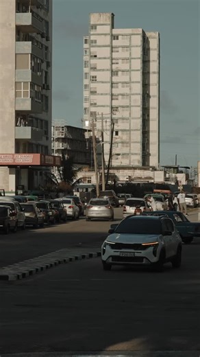 Macondo Expeditions on Instagram: "Quella che vedete è una situazione normale alle pompe di benzina cubane: ore di attesa per ottenere pochi litri, spesso dopo aver passato lì un’intera giornata. Abbiamo voluto estrarre questa clip dal documentario che stiamo realizzando, lasciando anche momenti più leggeri e ironici. Non per sminuire in alcun modo la gravità della crisi che Cuba sta attraversando, ma per restituire un’altra verità che ci sembra fondamentale raccontare. Accanto alla difficoltà, 