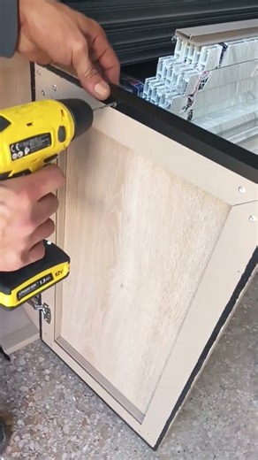 how to add stuff aluminium to door cuisine