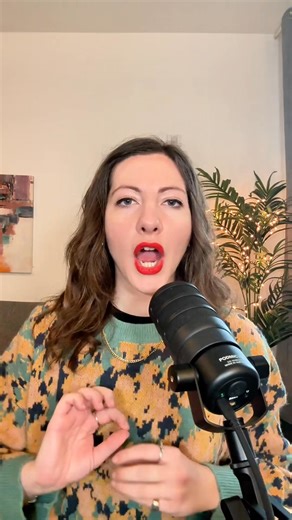 Cosa significa ‘SEMBRI UN ALBERO DI NATALE’? 🎄 Questa espressione si usa quando qualcuno è vestito in modo troppo appariscente, troppo colorato, con troppi accessori: orecchini enormi, collane vistose, bracciali, anelli, vestiti brillanti, paillettes ovunque... E no, non è un’espressione riservata alle feste: si usa tutto l’anno 😄 Scopri tutte le altre espressioni che sono legate al Natale ma che si possono usare anche a luglio 👉🏻 https://f.mtr.cool/xjfkzuxkjj | LearnAmo