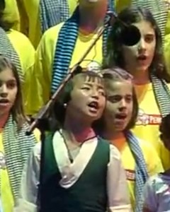 A heartwarming celebration takes place on stage as Maestro Pavarotti and Enrique Iglesias sing the Mexican favourite Cielito Lindo with a chorus of delighted schoolchildren … Ay, Ay, Ay, Ay! 😭 | Luciano Pavarotti