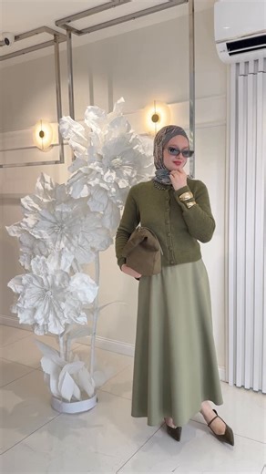 12K views · 641 reactions | Sevgili Derya, Victoria Yaka Taşlı Yünlü Hırka’yı bizim için kombinlemiş. 懶 Renklerine bir bakalım!  | Öz Sarıçam | Facebook