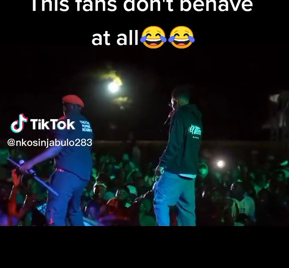 Emtee's Stage Fall and Fans' Behavior - Funny Moments