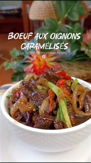 🙋 Bœuf aux oignons caramélisés, excellent avec un petit bol de riz blanc ou bien des nouilles. Même préparation avec du porc ou du poulet ou du poisson. 👇 Je vous partage la recette pour environ 3 à 4 bons repas, selon l'appétit. -300 à 350 g de viande de bœuf bien tendre (entrecôte, basse côte, filet, faux filet, rumsteck etc....de la bavette de flanchet pour moi) émincée finement. - 4 gros oignons (2 jaunes, 2 rouges) émincés grossièrement. - 3 CàS de miel liquide. - 4 gousses d'ail émincées