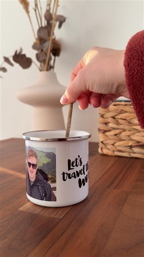 1.6K views · 12 reactions |  Personaliziran emajliran lonček je prikupno darilo za vsako priložnost - enostavno naročanje in odlična cena že od 14,99 €.⁠ ⁠ ☕️ Polepšaj svojim najdražjim jutranjo kavo, pohode, kampiranja ali prijetne večerne trenutke ob čaju. | CEWE | Facebook