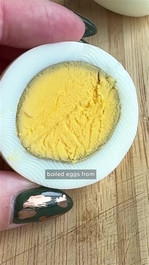 🥚🧪 Ever noticed a green ring around a boiled egg yolk Reposting from @alexdainis, this colour change is a classic example of kitchen chemistry. When eggs are overcooked, sulfur from the egg white reacts with iron in the yolk. The result is a harmless greenish compound that forms at the surface. It does not mean the egg is unsafe or spoiled. It simply means heat and time went a little too far. Rapid cooling stops the reaction and keeps yolks bright and golden. Another reminder that cooking is c