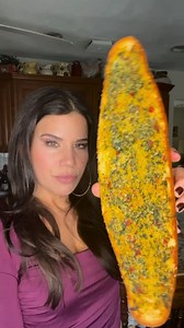 Calabrian Chili Garlic Bread ..honestly the most amazing garlic bread I’ve had in all my years. Save this recipe & grab some Italian bread today!🔥 RECIPE IN COMMENTS! | Money Michelle