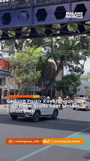 MALANG – Dinas Perhubungan (Dishub) Kota Malang akan menguji coba operasional Gedung Parkir Kayutangan pada 31 Desember 2025 dengan tarif parkir gratis. Uji coba berlangsung pukul 07.00–24.00 WIB sebagai bagian dari evaluasi teknis sebelum beroperasi penuh. Kepala Dishub Kota Malang, Widjaja Saleh Putra, mengatakan evaluasi dilakukan terhadap kesiapan gedung, akses jalan, dan sirkulasi kendaraan. Pada tahap awal, gedung parkir menampung sekitar 25 mobil dan ±500 sepeda motor di lantai atas. Jemb