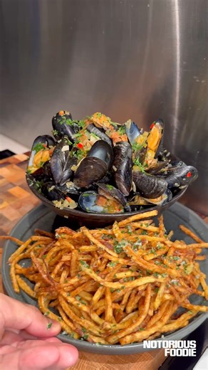 Moules Frites. A Belgian bistro classic. An amazing dish you’ll spot on almost any brasserie menu. Now there are lots of variations for this one, but my version layers in some smokey chorizo, leek, fennel and chilli to build a broth that’s rich and deeply savoury Full recipe and long-form video now up on Substack, link in bio 🇧🇪😍 | Notorious Foodie