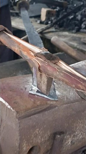 blacksmith cutting process hatchet tip #medievalblacksmith #woodworking