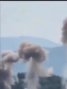 🚨🇹🇭🇰🇭 | Bombardement massif par des F-16A/B thaïlandais sur des positions présumées de l’armée cambodgienne en pleine zone forestière. L’aviation thaïlandaise intensifie ses frappes, alors que les affrontements frontaliers se poursuivent pour le 4e jour consécutif. Abonnez-vous Melchisedec Chery | Melchisedec Chery