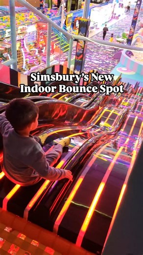 ✨ Kim V. | New England Food & Lifestyle on Instagram: "Fun Max Indoor Playground - Simsbury, CT 🤾🏾‍♀️ The newest indoor bounce playground in Simsbury, right off Bushy Hill with plenty of parking. Toddler open play is Thursdays & Fridays from 10am-1pm for kids 5 and under. Grip socks are $3, and kids under 5 are $14 for an hour. This place is huge - slides, toddler area, big kid zone, ball pits, foam pits, arcade, party rooms, and lots of seating. Super clean, friendly staff, and 