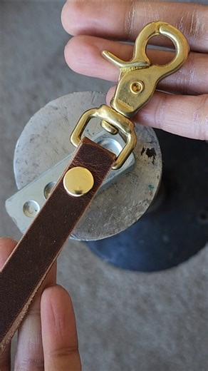 How to make a trigger snap Keychain #asmr #leathercraft #keychain #workshop