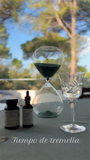 Fue un antes y un después en mi vida…. 2 cápsulas de Resveratrol Vit C y gotas de hongo TREMELLA de calidad ORGANICA y con extracción de ultrasonido, manteniendo intactos los principios activos. No es hongo molido, es extracto concentrado 4 en 1. 30% de magia natural para tu biología. Además aporta polisacaridos y polifenoles para tu microbiota. Dosis sugerida: tu peso en gotas en agua. Supera todo lo conocido en tratamientos para la piel… Lo acompaño con la crema orgánica de Yerba mate y menta 