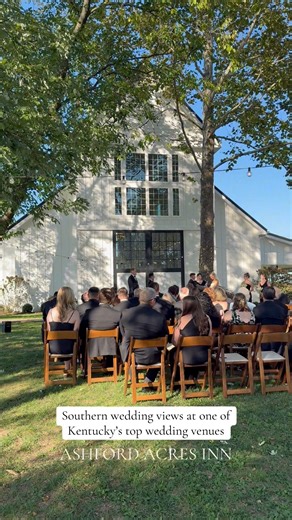 Kentucky wedding views don’t get much better than this.. photos: @marissabellephotographyvenue: @ashfordacresinnplanning design: @haleymichelledesignsflorals: @flowermoxie , created by the Bride Familylinens: @bryantsrentall and @nuagedesignsincchairs: @southernclassicrentalsdj: @kyprodjstrings: @stringsofelegancecake: @alliebakedbakeryhair: @bellefieldbeautycollectivemakeup: @jaliscartiermakeup @makeupbysarahlynncontent creator: @thecupidcontent | Ashford Acres Inn
