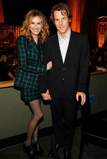 “Barbie at 55?” 🩷🏖️ Julia Roberts just stunned the internet in a pink beach bodysuit — and those rare paparazzi shots have everyone talking. See the beach photos that stole the show in the comments below 👇🏻 | Stories Of The World