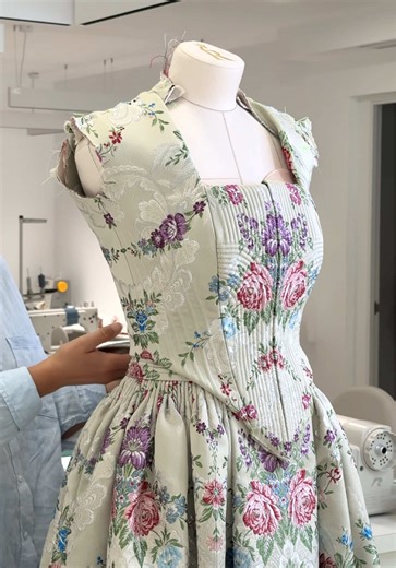 Queda tan poco para poder lucir este traje perfecto!🌸💥 #confeccionamedida #trajedefallera #diseñodemoda #telafallera #modafallera