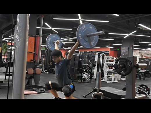 举轻职业运动员抓举恢复训练