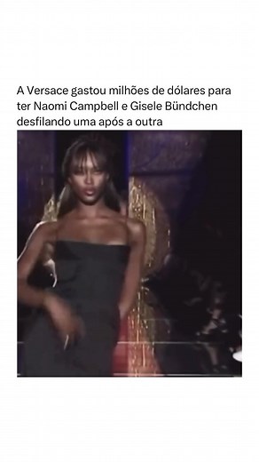 Imagens & vídeos históricos 📽 on Instagram: "Uma das histórias mais icônicas do mundo da moda envolve a superprodução de um desfile da Versace que trouxe Naomi Campbell e Gisele Bündchen, duas das maiores supermodelos do mundo, para desfilarem uma após a outra. Esse evento foi notável não apenas pelo impacto visual, mas também pelos valores astronômicos envolvidos. A Versace gastou milhões de dólares apenas para garantir que essas duas estrelas desfilassem juntas, uma jogada que refletia o pode