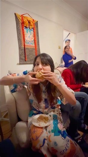 New cupcake eating style 😂🙈 #holidayswithyoutube