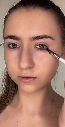 Eye Makeup Tutorial: Dark Eyeshadow and Mascara Tips