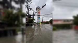 52K views · 234 reactions | PANOORIN: Hanggang dibdib ngayon ang tubig baha sa harap ng SM Sucat sa Parañaque City as of 8:53AM. Romualdo Del Mar | 105.1 Brigada News FM Manila | Facebook