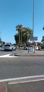 Des nouvelles de Villeneuve les Béziers ! Je vous annonce qu’avec la saison estivale, et bien… Rien à changé ! 🤣 Au contraire comme prévu la situation s’aggrave avec l’arrivée massive de touristes. Des bouchons monstres sont encore et toujours là, mais à en croire le maire, qui se laissait jusqu’à la fin du mois (juin) pour adapté le système en fonction des problèmes, tout va bien ! Rien à changé, c’est donc que tout va bien dans le meilleur des mondes n’est-ce pas ? Pas besoin de vous préciser