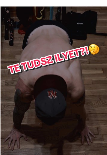 Lapocka körzések a lapocka mobilitás érdekérben! Minden edzésem előtt bevetem eme nagyszerű gyakorlatot ami látszólag egyszerűnek tűnik, de próbálj rá és ha mered csinálj rá duettet! 🎥🔥 Támpontok a kivitelezéshez: váll szélességben tedd le a tenyereid, karjaid teljesen nyújtva, a gyakorlat során nem hajolhat be a könyököd! Először a térdelőtámaszban told a vállaid a derekad irányába majd a füleid felé. Aztán told el magadtól a talajt majd aztán próbáld a lapockáid összezárni mintha meg akarnál