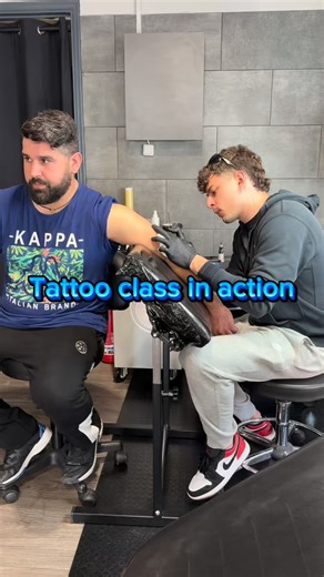 𝗠𝗮𝗱 𝗮𝗯𝗼𝘂𝘁 𝗧𝗮𝘁𝘁𝗼𝗼 on Instagram: "Πώς είναι ένα πραγματικό Tattoo Lesson; Οι μαθητές αφήνουν τη θεωρία και περνάνε στην πράξη, κάνοντας τατουάζ ο ένας στον άλλον! Μάθηση, και αληθινή εμπειρία tattoo μέσα από το μάθημα. #madabouttattoo #korydallos #tatttooschool"