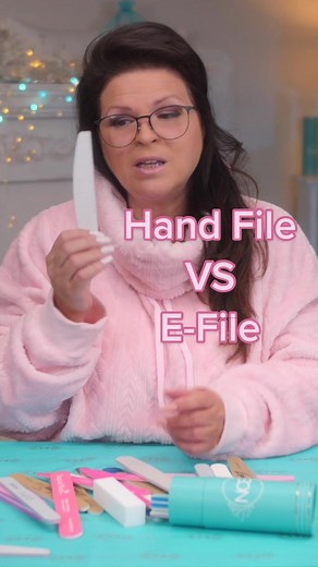 The differences between hand files and e-files ☝🏼 #nailcareereducation #nails #nailtech #nailtok #nailsoftiktok #diynails #nailtutorial #nailartist