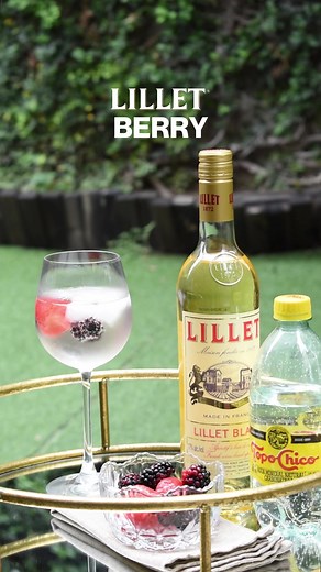Prepara el refrescante Lillet Berry en minutos