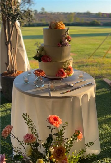 Cool cakes 😎 #baker #weddingcakes