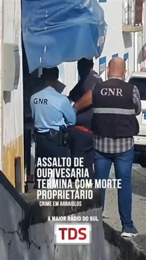 304K views · 40K reactions | Dois monstros assassinaram um homem de 72 anos, dono de uma ourivesaria em Arraiolos, e estão em fuga. Espero que os imbecis que comentam nas televisões a dizer que está tudo bem, que somos um país seguro, vejam estas imagens. ESTE PAÍS TEM DE SER POSTO NA ORDEM RAPIDAMENTE! | André Ventura | Facebook