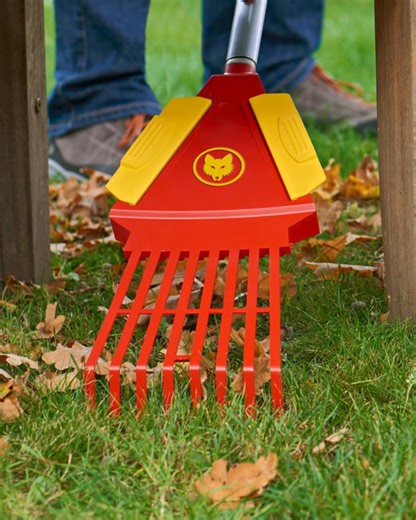 Der Herbst steht vor der Tür, und die ersten Blätter fallen. 🍂 Mit dem WOLF-Garten 4-in-1 Laubrechen wird die Laubsaison zum Kinderspiel! Drei einstellbare Arbeitsbreiten machen ihn zum perfekten Helfer – ob für große Flächen oder enge Ecken. Egal ob Laub, Grünschnitt oder Gartenreste: Ein Rechen, der alles kann! 💪🏼 #Wolfgarten #Gartenarbeit | WOLF-Garten