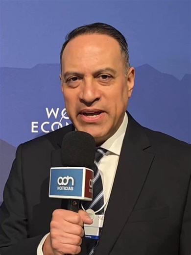 Fernando Gómez, del Foro Económico Mundial, destaca que los minerales críticos dominan la agenda estratégica de 2026. La seguridad nacional y energética ahora dependen del acceso a materiales como el cobre y la plata, fundamentales para la transición digital y eléctrica. Para México y América Latina, esto representa una oportunidad de inversión en cadenas de producción complejas y alianzas regionales. Además, la inteligencia artificial juega un rol dual: optimiza la búsqueda de nuevos materiales