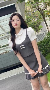 🌫 𝐌𝐢𝐬𝐭𝐲 𝐁𝐞𝐥𝐥𝐞 – New arrival🌫 Tựa làn gió sớm lướt nhẹ qua phố vắng, nàng bước ra với dáng vẻ vừa dịu dàng vừa thông minh – một quý cô hiện đại mang hơi thở cổ điển. Bộ set MISTY GRAY phối váy yếm xám than trên nền sơ mi trắng tay phồng cổ tròn, khơi gợi vẻ thanh lịch từ Paris xưa mà vẫn cực kỳ trendy nơi phố thị. Chi tiết nơ satin xếp tầng như điểm chấm phá ngọt ngào giữa bảng màu tối giản – để mỗi cái ngoảnh đầu đều hóa rung động. Nàng không cần nói nhiều. Sự tinh tế từ gu mặc chính