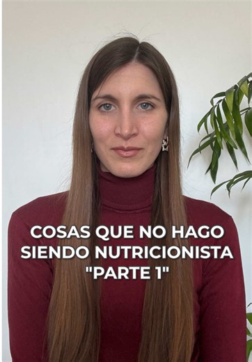 🙌 Parte 1 de las cosas que ❌ NO HAGO ❌ siendo nutricionista. 👀 Quedate hasta el final porque la última es la más polémica… 1️⃣ No cuento las kcal ni peso mi comida. 2️⃣ No siempre como por hambre real. 3️⃣ No todas mis comidas incluyen vegetales y frutas. 4️⃣ No hago versiones “fit” de todo. 5️⃣ No me guío por los octógonos negros. 😉 Si querés la explicación de cada item, tenés que ver el video. 😅 Cuál es la que más te llamó la atención? ▪️▪️▪️ 👩🏼‍⚕️ Consultas - Nutrición y Psicología 📲 T