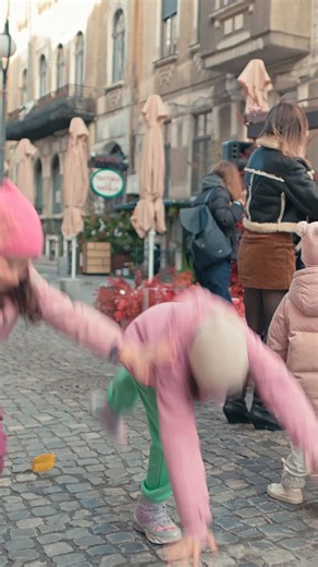 9.7K views · 36 reactions | Iubire, emoţii şi muulte zâmbete la Pandora x Mara Mura Be Love Zone. Emily Burghelea ne-a vizitat sâmbăta trecută şi a adus cu ea energie şi inspiraţie pentru cadourile din acest sezon. Evenimentele continuă până pe 29 noiembrie. Vă aşteptăm pe str. Benjamin Franklin, nr. 5, Bucureşti. Simte magia Crăciunului cu Be Love Zone şi colecţia noastră de sărbători: https://to.pandora.net/Y7YKC4 #PandoraMaraMuraBeLoveZone | Pandora | Facebook