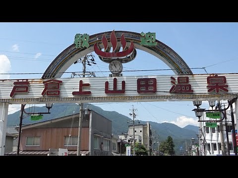 【戸倉上山田温泉のスナック街】夜になるとレトロなネオンが怪しく輝く温泉街の路地裏。ひしめきあうようにスナックが立ち並び射的なども楽しめます。観光客も少なく寂しい飲み屋街。ペルセポネーの泪のロケ地。