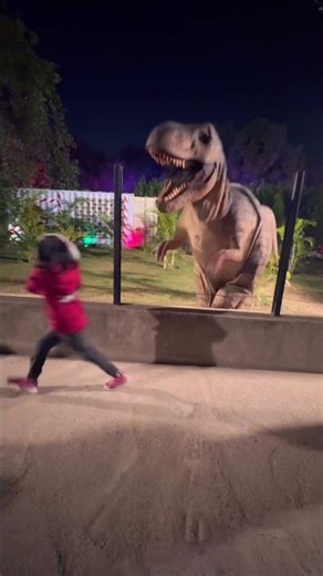 😱 Dino Scare! Girl’s Hilarious Jump! #dinosaur #trex #trexfight #trendingshorts