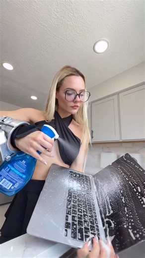 Piper Presley on Instagram: "This is your daily reminder to clean ur desktop"