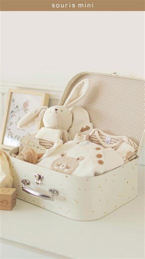 2.3K views | Nouveautés 懶 Les coffrets cadeaux naissance Offrez un cadeau rempli de douceur pour souhaiter la bienvenue à bébé 殺 Des essentiels adorables présentés dans une jolie valise souvenir, parfaite pour conserver les petits articles reliés aux premiers moments précieux ✨  Disponible en 3 formats différents, dans les teintes de beige ou de rose  | Souris Mini | Facebook