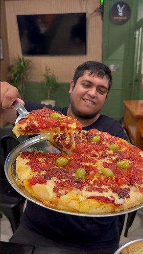 At this pizzeria, 3 brothers prepare one of the most sought-after deep-dish pizzas 🔥