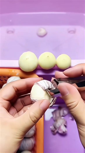 Tutorial cara kupas kulit bawang putih garlic 🧄🧄 #reelschallengereelschallenge #sorotansemuaorg #viralvideoreels #asmrvideo #asmr #garlic #bawang #fyp @sorotan | Sand Alfakiha