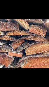 🌲 NYHED – Usorterede skaller/fraskær 4,2 m 🌲 👉 Nu med levering i hele landet (undtagen ikke-brofaste øer)! Står du og mangler billigt brænde, rustikt byggemateriale eller bæredygtige træprodukter til dit næste projekt? Hos Oksbøl Savværk har vi nu usorterede skaller og fraskær på lager – et naturligt biprodukt af vores savværksproduktion i Douglas og lærk. 🔹 Pris: 1.800 kr. 🔹 Indhold: ca. 3,4 rummeter (50-75 stk.) 🔹 Længde: 4,2 meter 🔹 Vægt: ca. 1.600 kg 🔹 Pakkestørrelse: B 0,85 m x H 1,