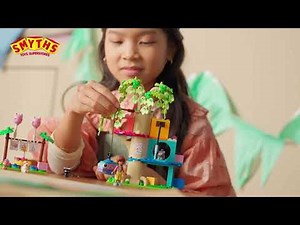 Le set LEGO Friends La Fête d'Anniversaire et l'Arbre à Chats est chez Smyths Toys !