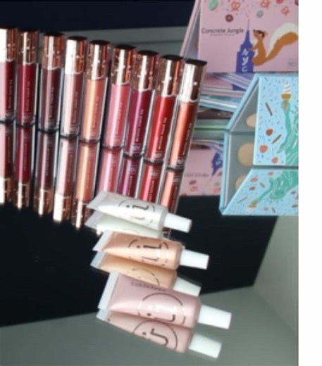 Confidence looks good on you. M2UNYC is all about makeup that feels natural, playful, and easy to love 😍 Clean, vegan formulas made for mixing, matching, and expressing your vibe 💫 Whether you keep it simple or go bold, every look feels like you—and that’s the real glow.\t #M2UNYC #CleanBeauty #VeganMakeup #BeautyYourWay #GlowWithConfidence