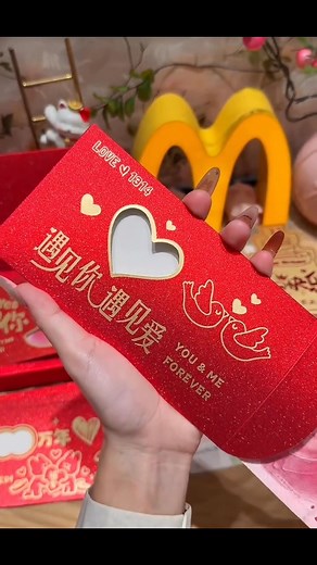 Trong văn hoá Trung Hoa và nhiều nước Á Đông, tặng hồng bao (lì xì) không chỉ là trao đi tiền, mà còn là gửi gắm lời chúc may mắn, bình an và thịnh vượng. Màu đỏ của phong bao tượng trưng cho hạnh phúc, may mắn và năng lượng tích cực, giúp xua đi điều xui xẻo và đón điều tốt lành. Người lớn thường tặng hồng bao cho trẻ nhỏ, người chưa lập gia đình, hoặc nhân viên trong dịp Tết, cưới hỏi, khai trương… như một cách chia sẻ phúc khí. Dù giá trị bên trong có thể khác nhau, nhưng điều quan trọng nhất