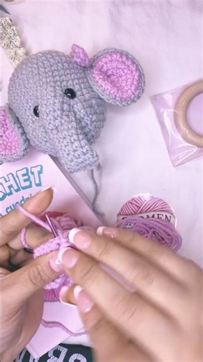 Cómo hacer babero rosa a crochet | Elefantita Sonajero